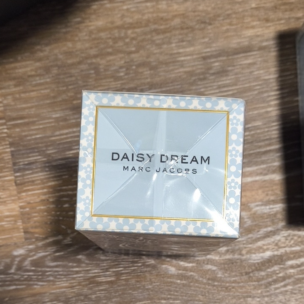 NEW !!!!! Marc Jacobs Daisy Dream Perfume with Blue and White Floral Design - Picture 3 of 4